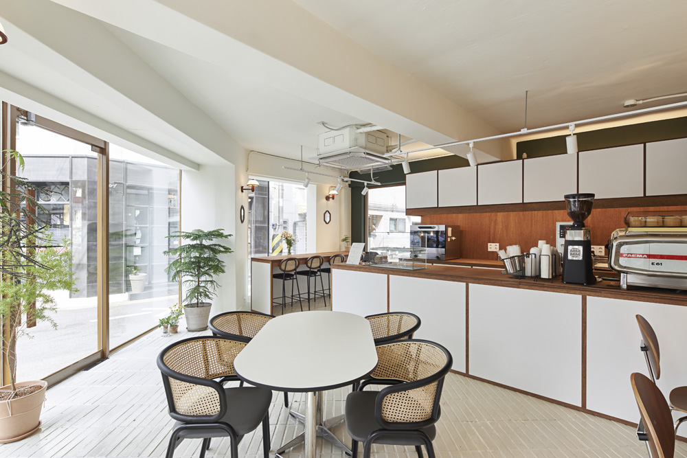 简约白与木的优雅融合 | 12 平米咖啡模型装修费用-4