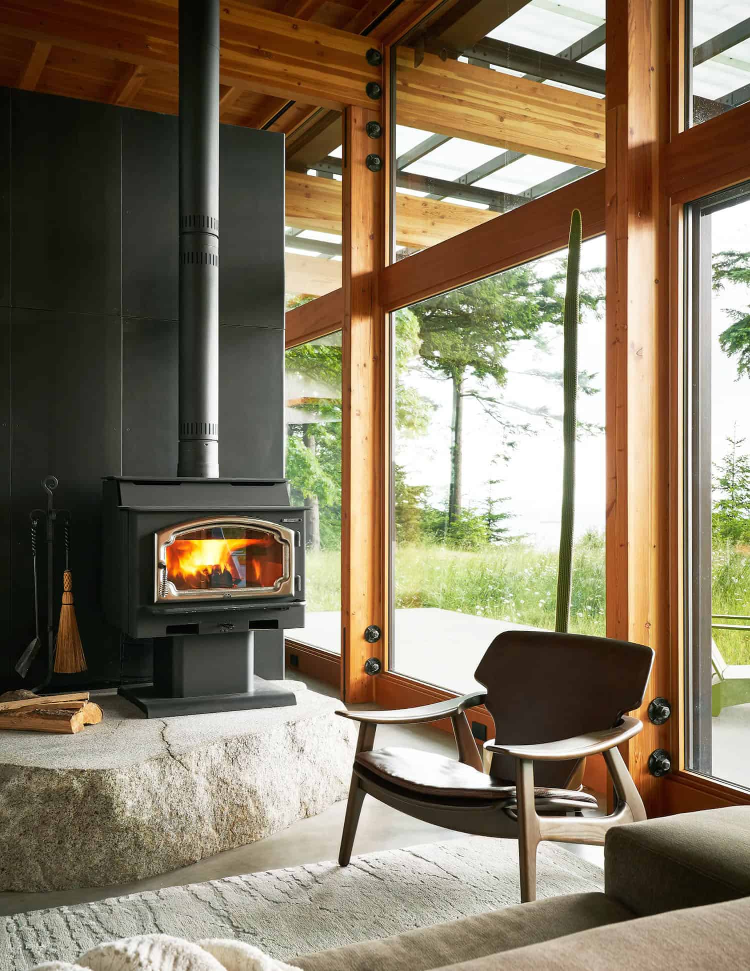 An intimate retreat tucked into a forest overlooks serene Puget Sound-5