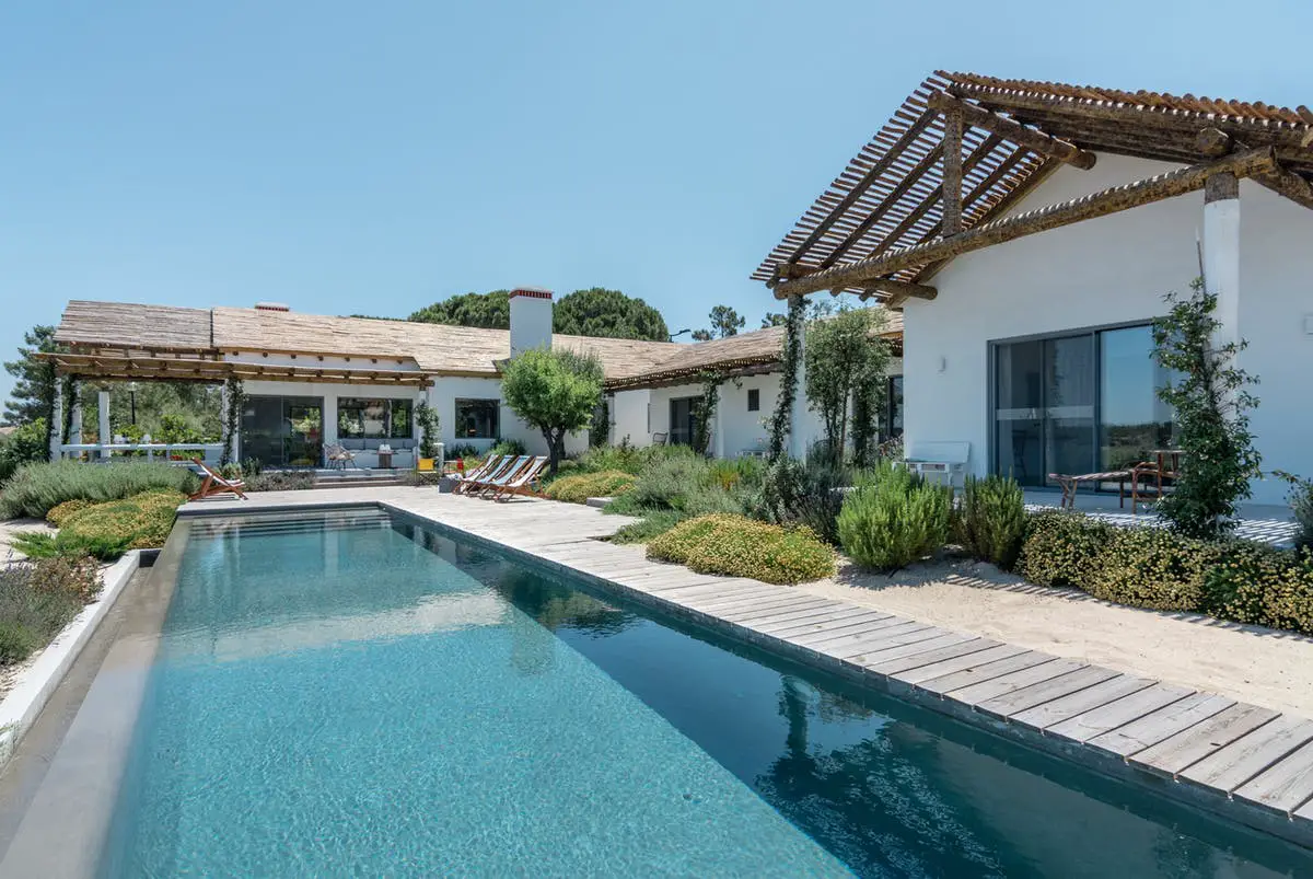 葡萄牙度假别墅 | 色彩斑斓的泳池边天堂-31