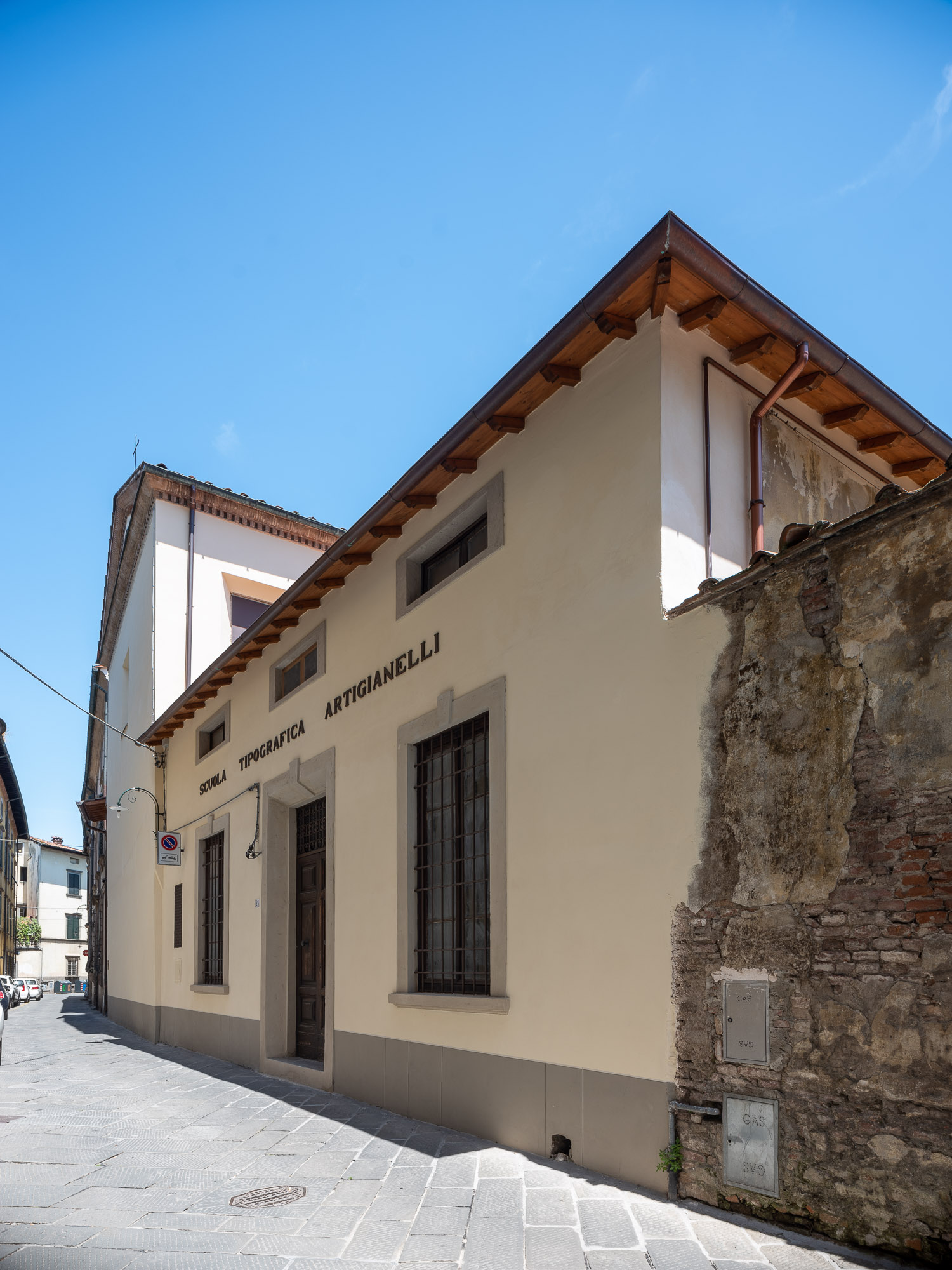 光影交织下的历史教堂修复-59