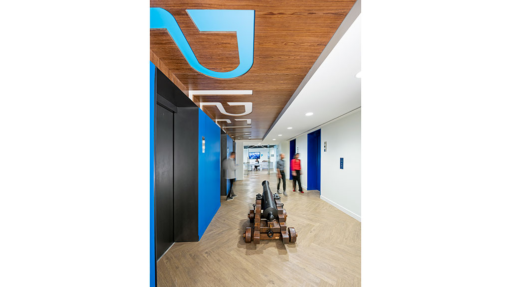 Gensler 打造的水岸风情创新办公空间-6