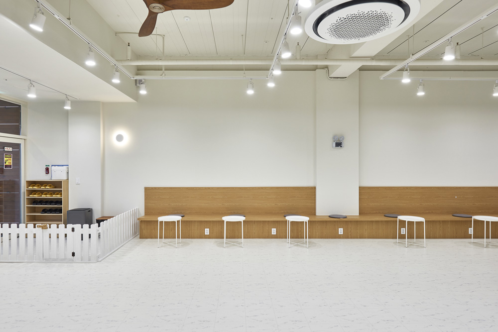 白色木纹打造 37 平米简约咖啡厅-10