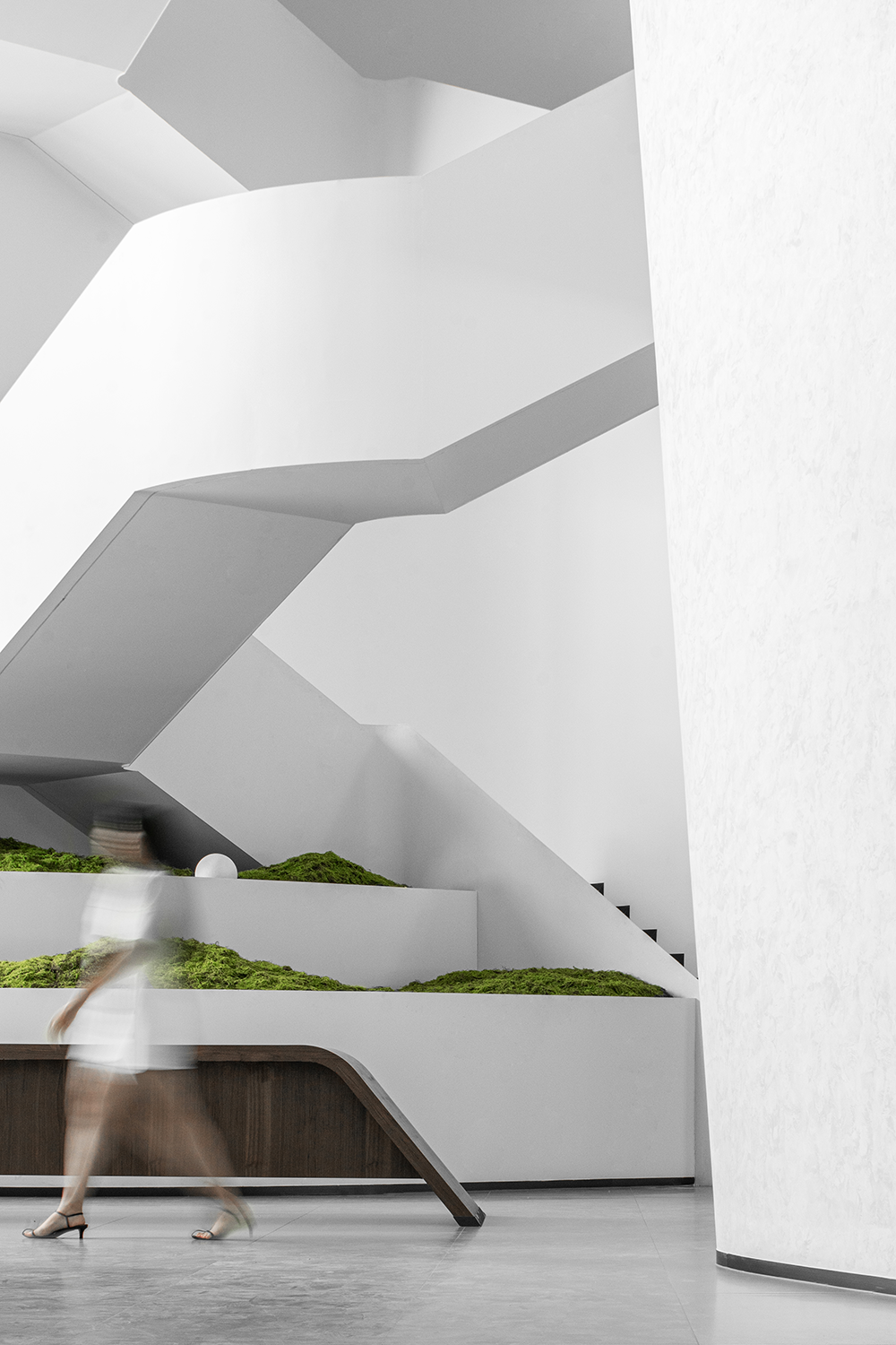 光与几何的极简艺术空间 · 绿意盎然的梦幻家居会所丨大诺营造-17