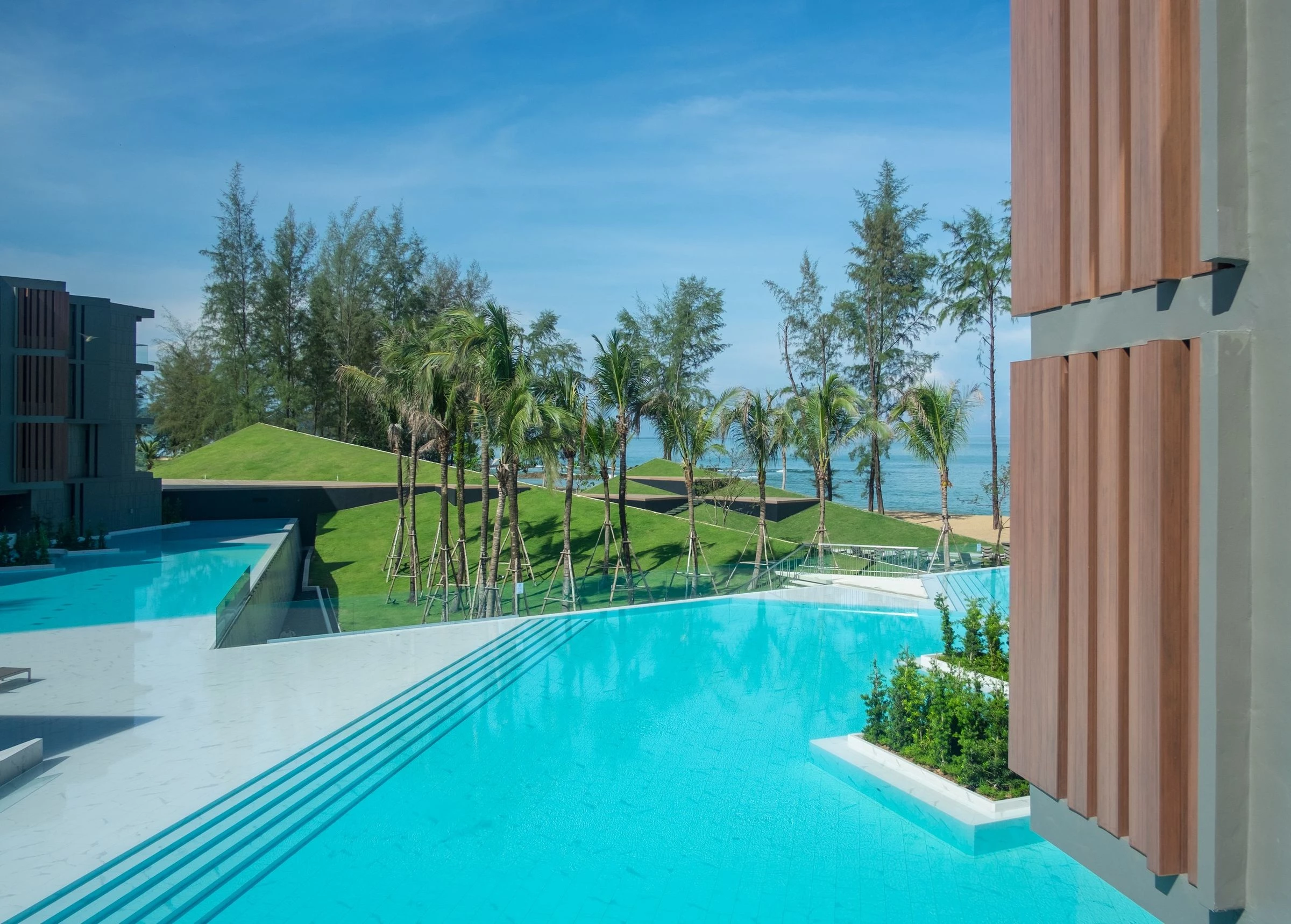 泰国 KOKULO 海滩俱乐部 | 绿意盎然的海岸线休闲空间-11