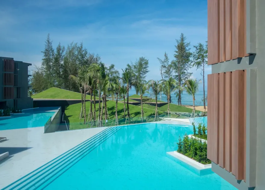 泰国 KOKULO 海滩俱乐部 | 绿意盎然的海岸线休闲空间-11