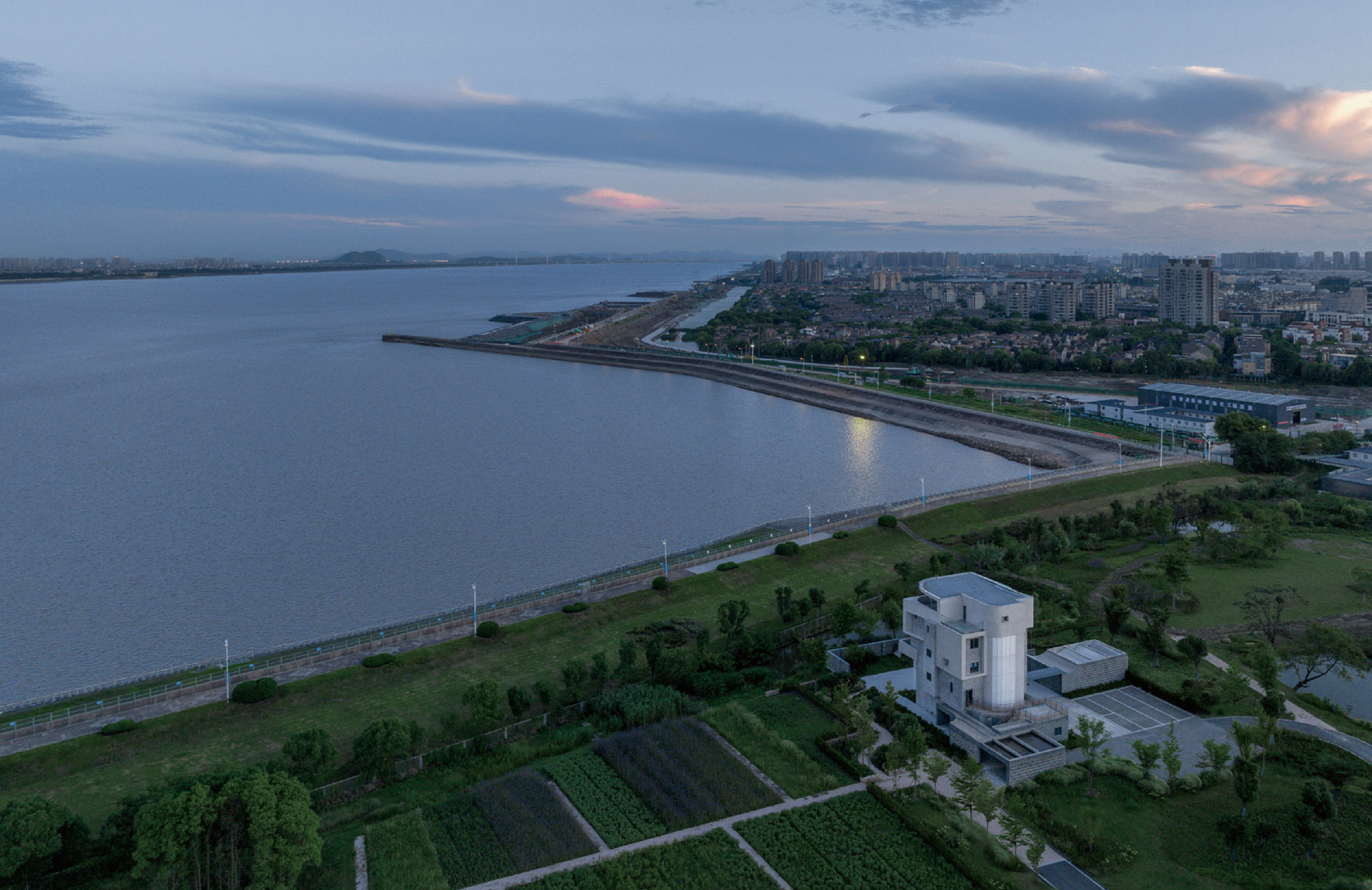 回头潮堤岸上的建筑丨中国浙江丨森上设计-7