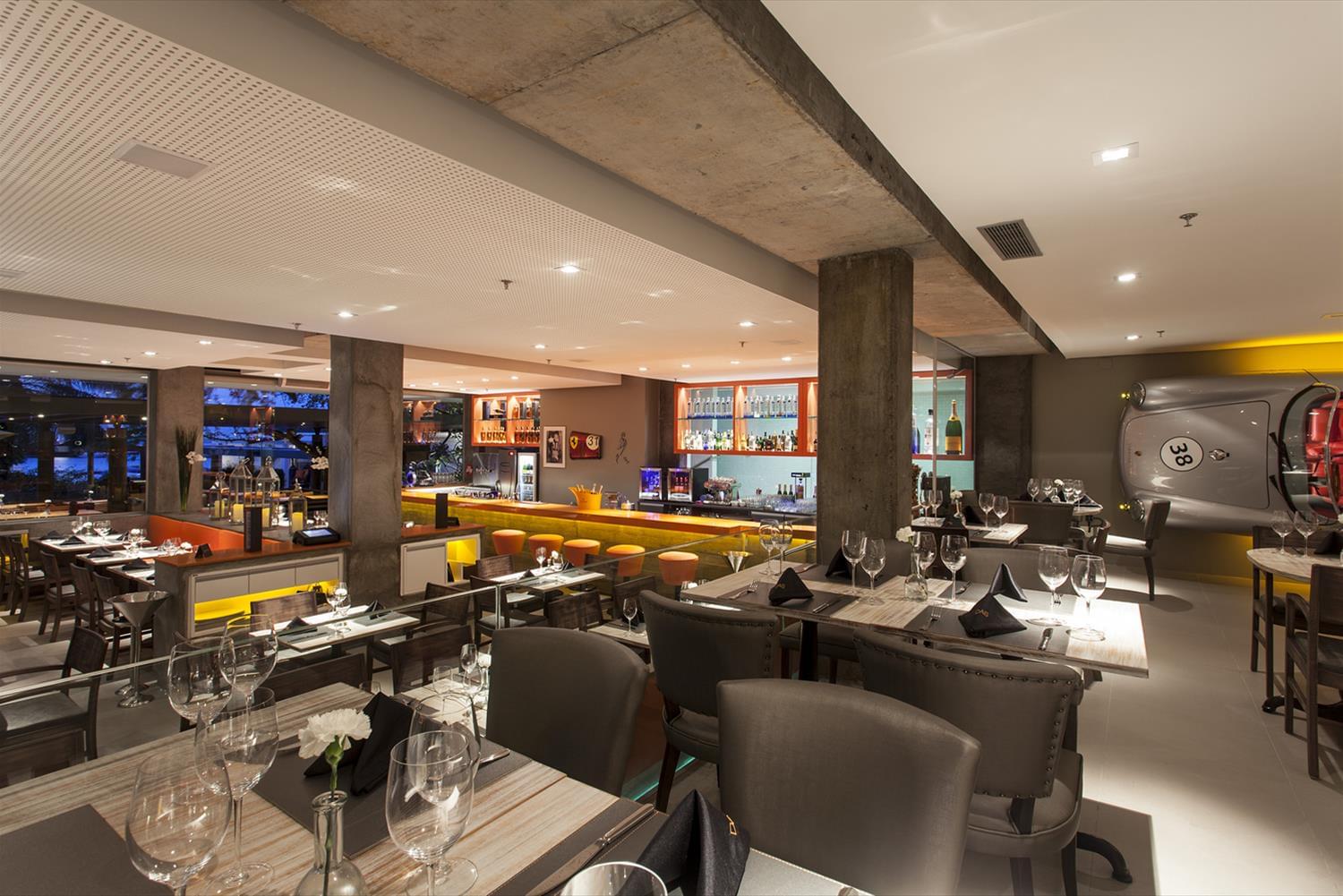 巴西 DAS 餐厅 | 木钢构造与复古汽车元素的完美融合-9