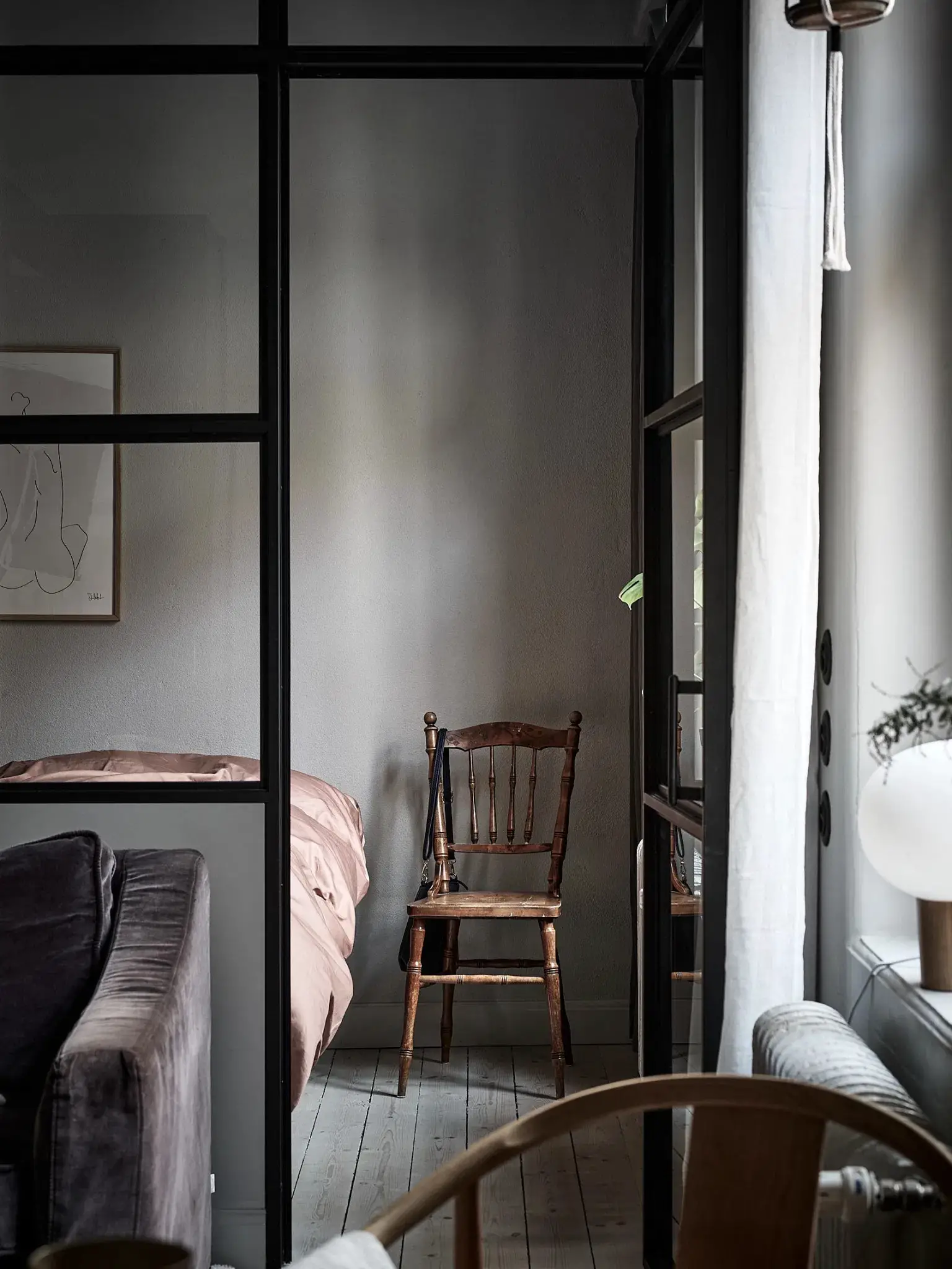 暗调小公寓 | 玻璃墙后的宁静角落-14