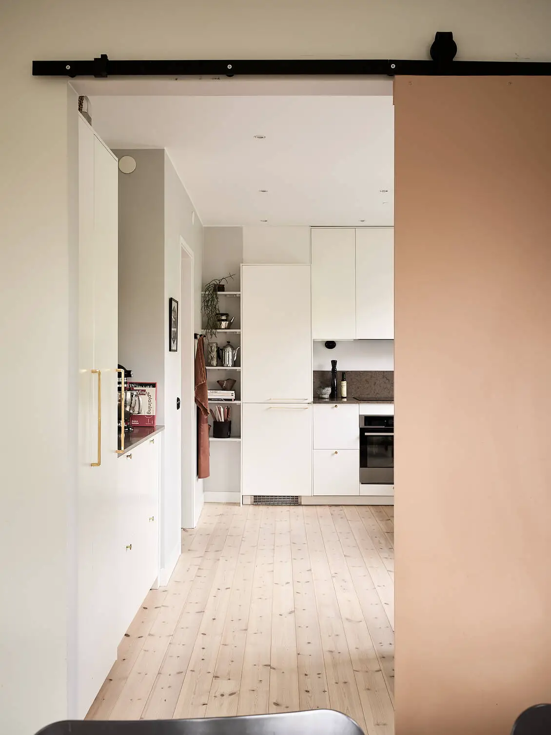 40 年代哥德堡公寓的优雅斯堪的纳维亚设计-11