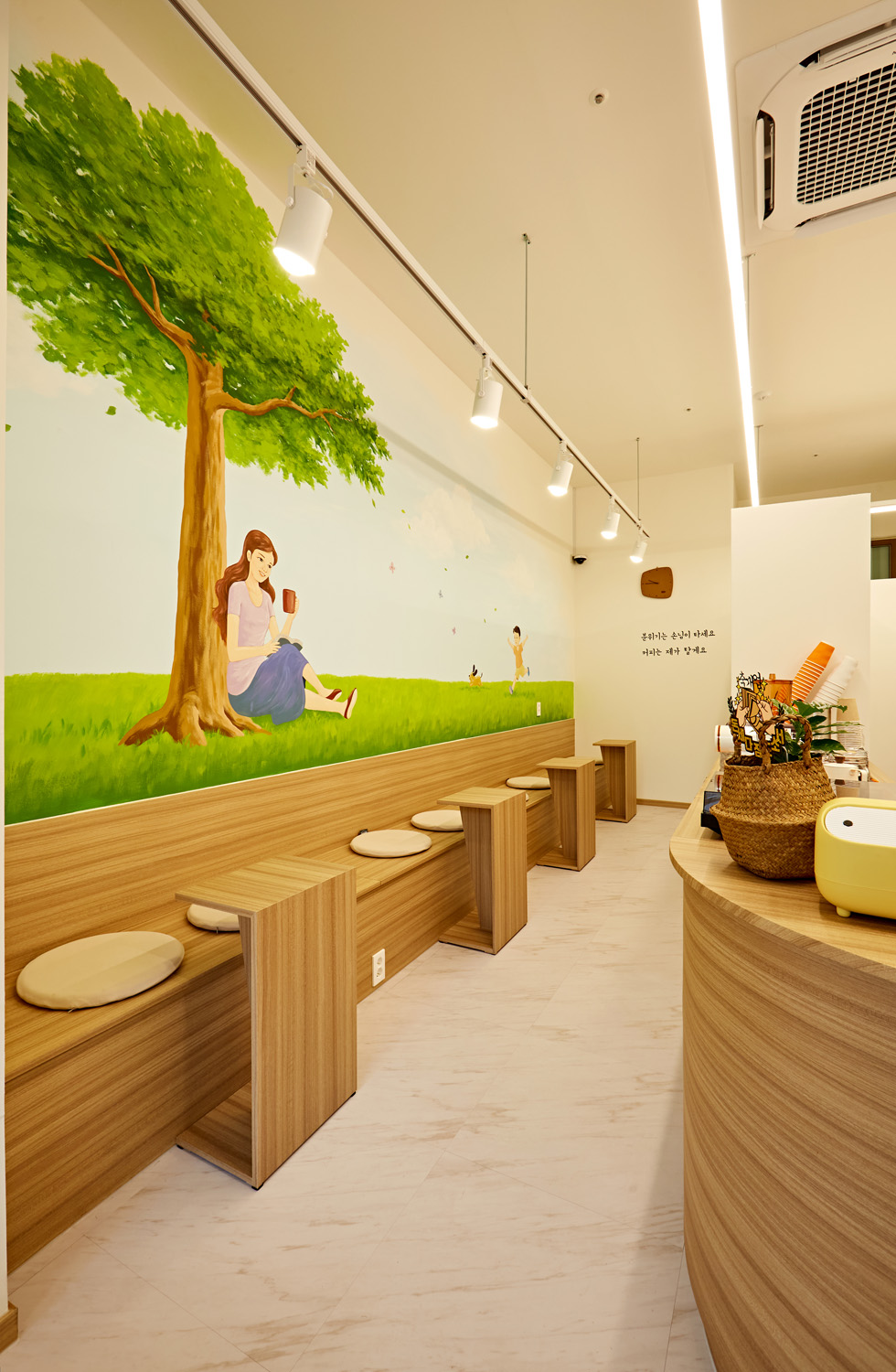 白色与木质的极简设计，10 分满分的咖啡厅-14