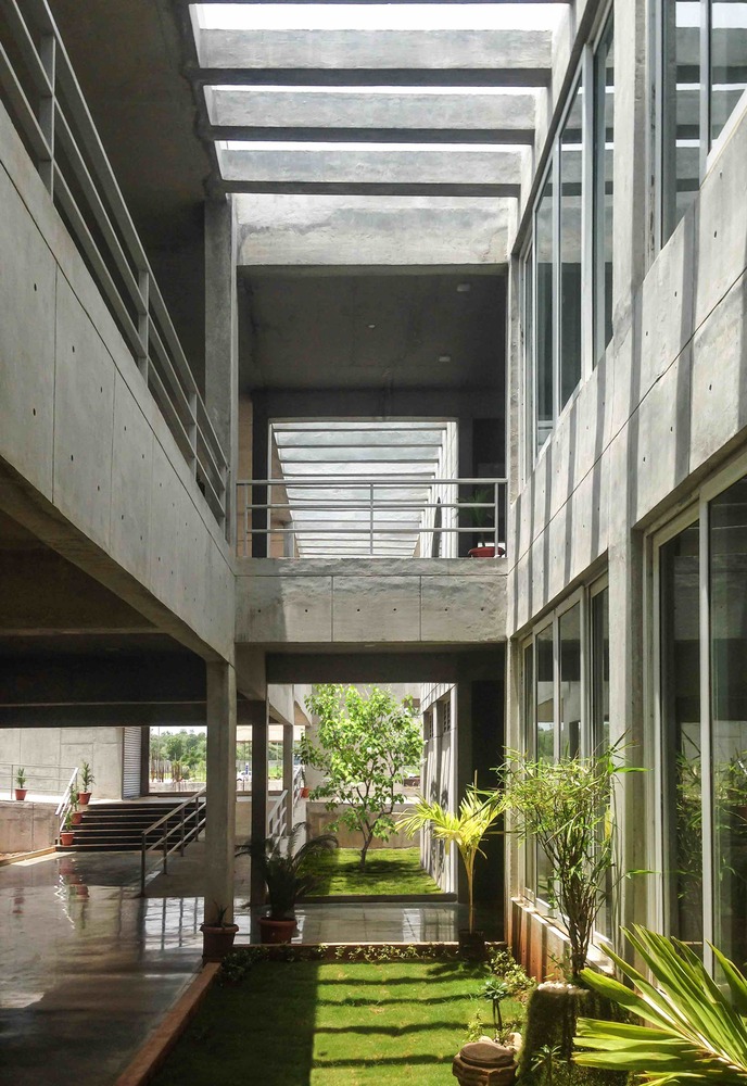 沃克森商学院 | 绿色环保的无障碍校园设计-36