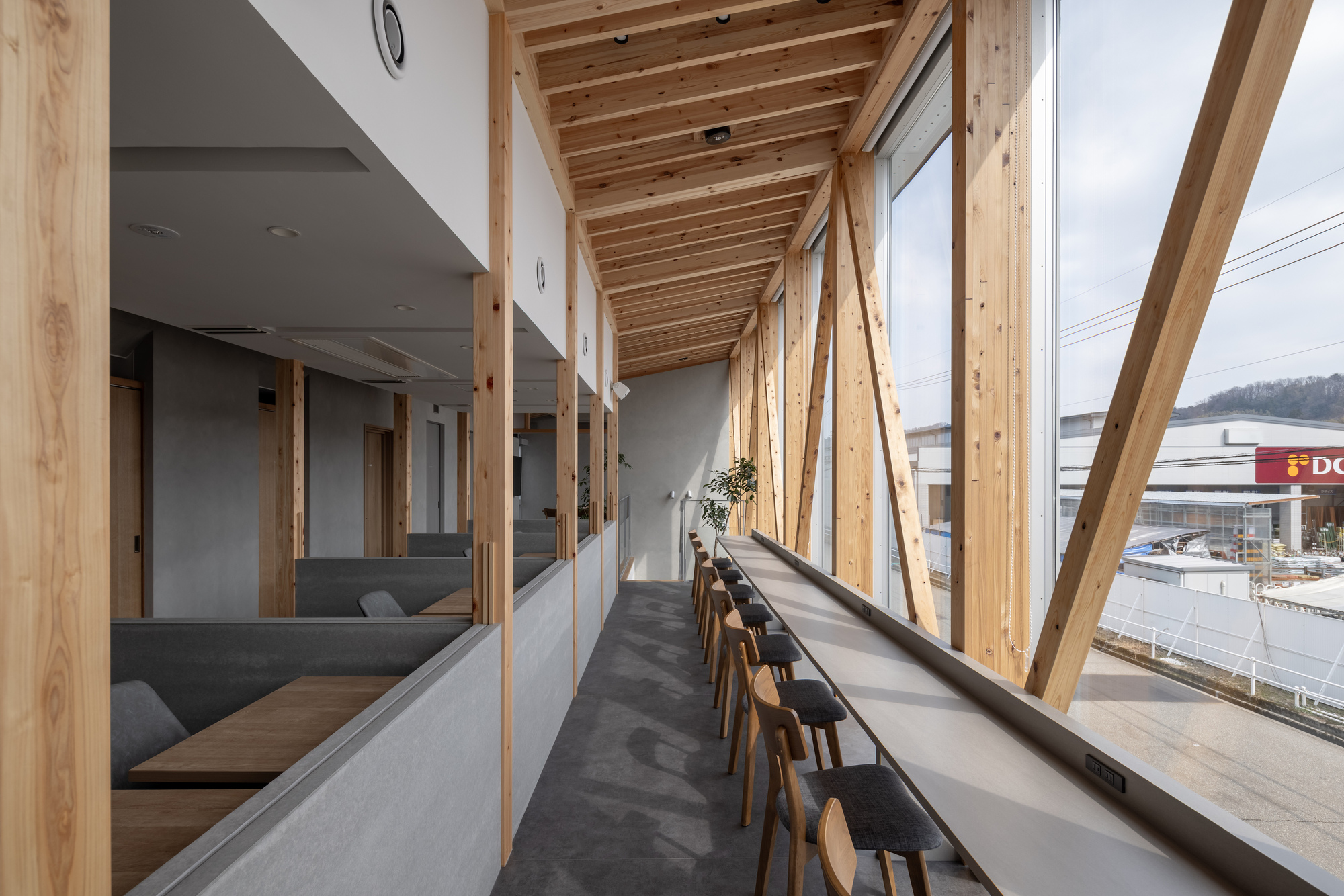 Café with a Large Tree in the Middle of Town  / Kazuto Nishi Architects + toitdesign-17
