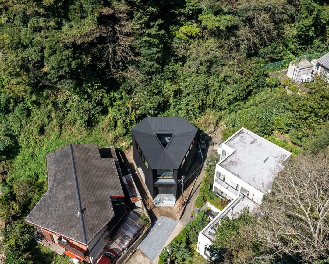 山脚下的世外桃源 · 106m² 钢构木屋蔚来花园丨勾勾手设计网-35