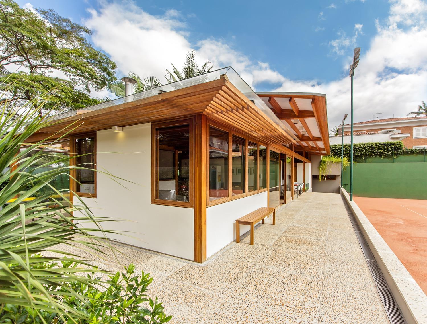 巴西 Sakh Club | 木质与玻璃的完美融合,打造温馨运动空间-6