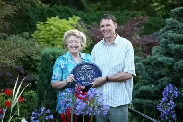 7旬夫妻用24年建绝美花园 全球花友慕名来“探花”-39