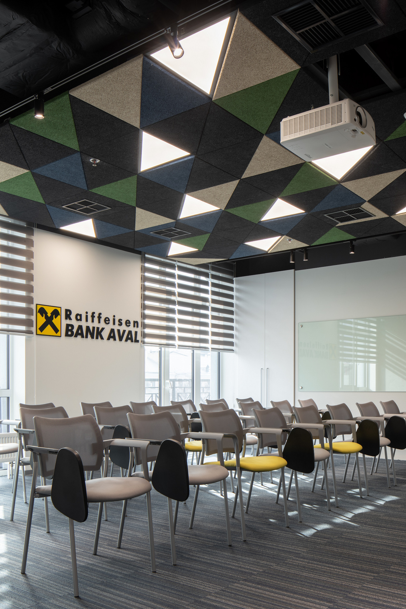 基辅中央合作银行办公室设计-19