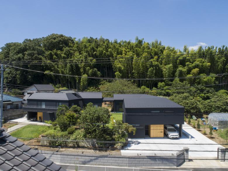 中庭を囲む切妻屋根の 2 世帯住宅丨日本神奈川丨GEN INOUE-8