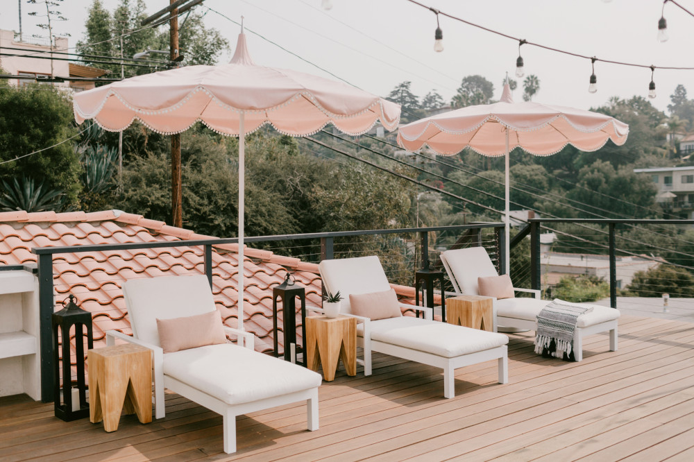 年轻企业家 Jaclyn Johnson 的洛杉矶现代西班牙风格住宅-22