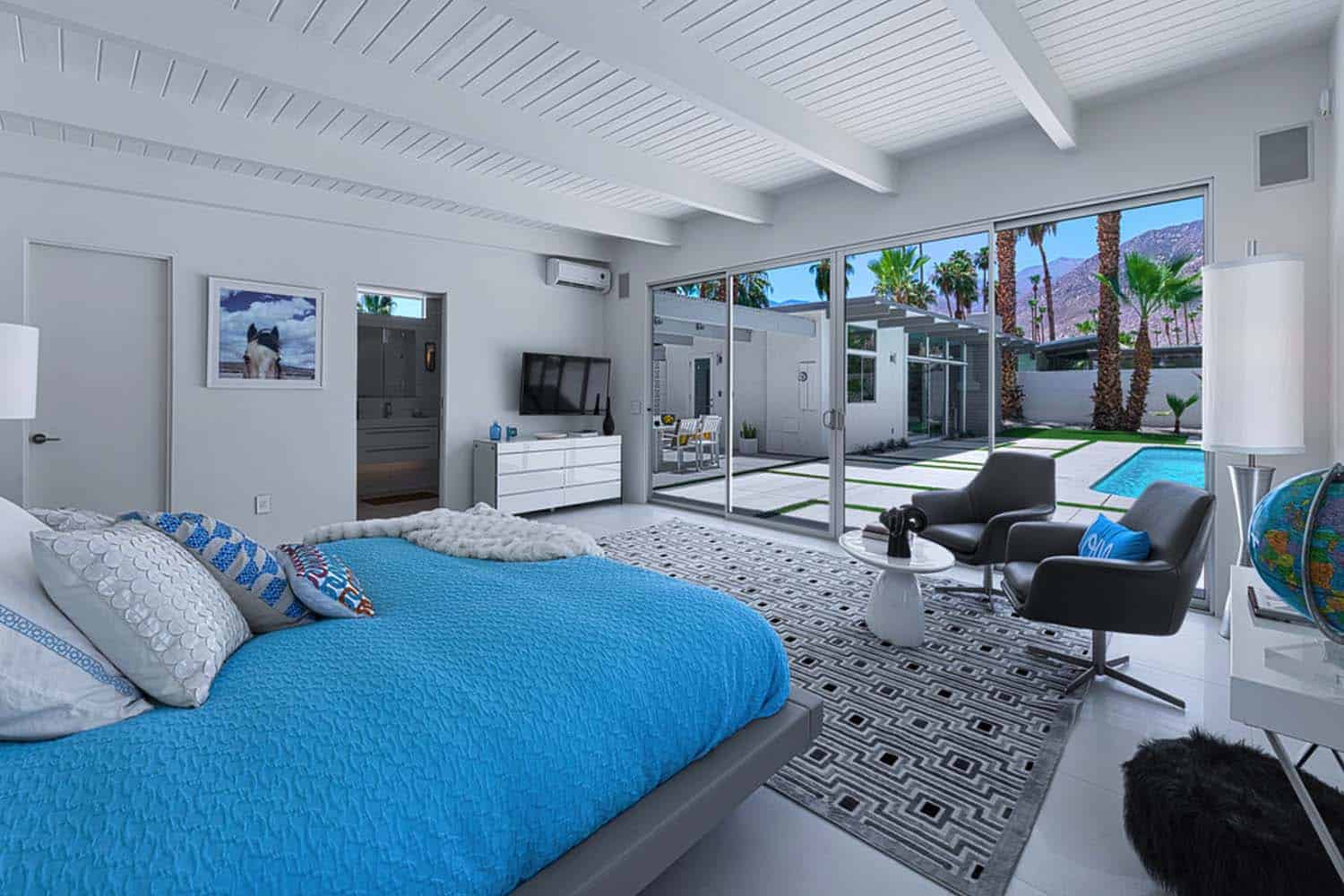 Midcentury dream retreat with a poolside paradise in Palm Springs-14