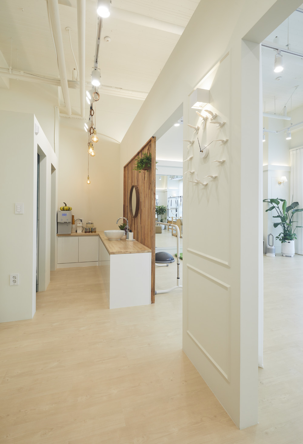 20 平米现代白色木纹健身房室内设计案例-14