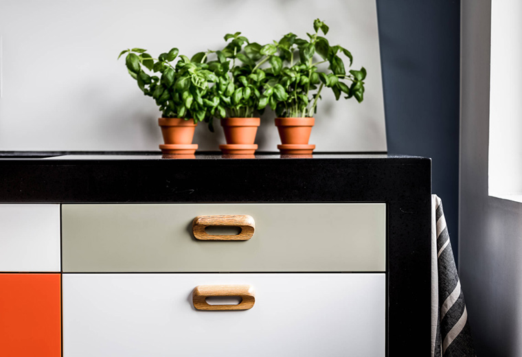 Alexander White 的现代工业风原木金属铁皮加盖设计-5