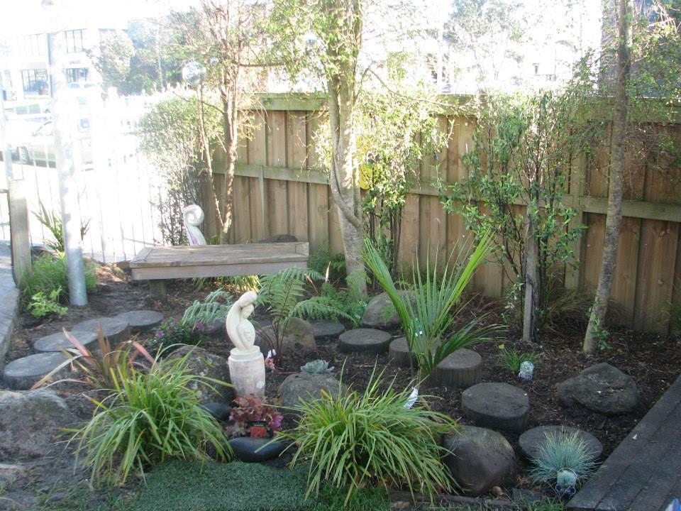 汉密尔顿新芽儿童中心 · 公园中的白色木箱幼儿园-15