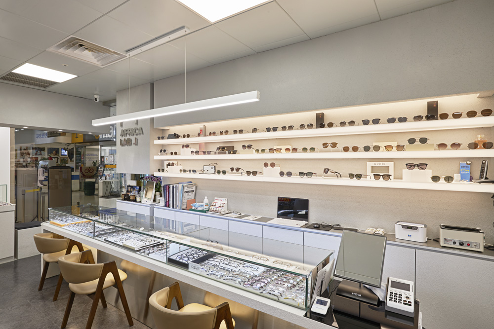 非洲风格眼镜店设计，白色调的时尚与纯净-3