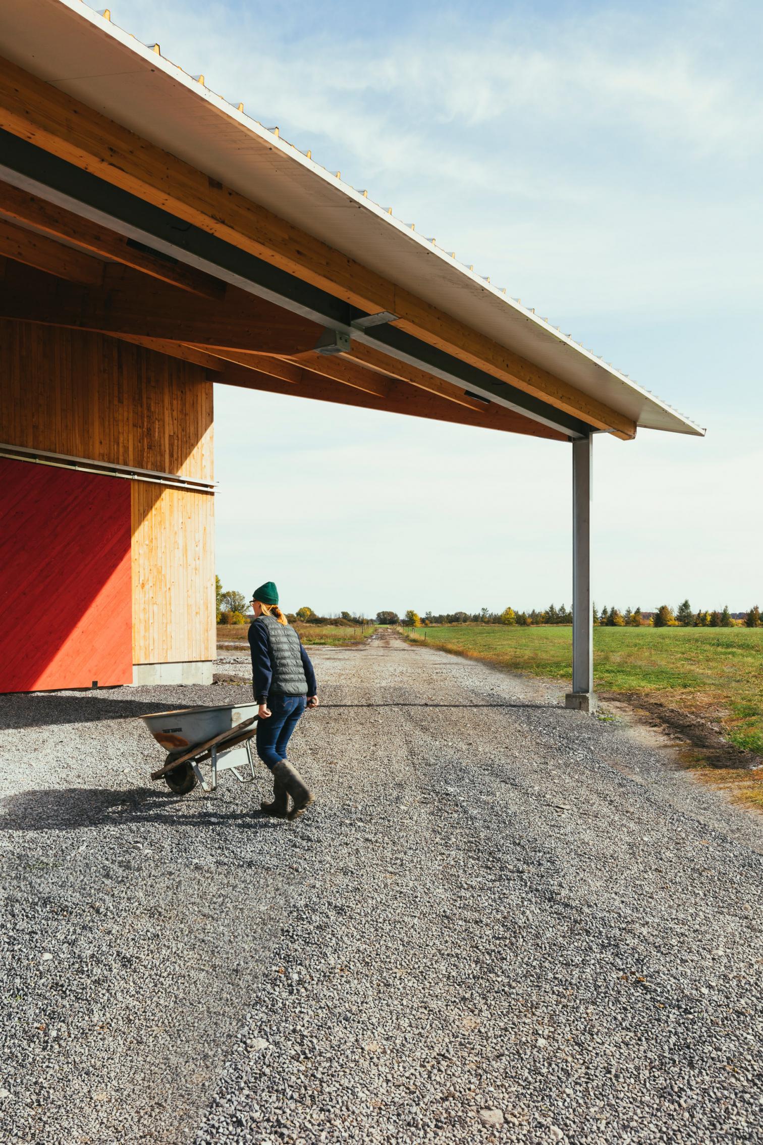 融入自然的奶牛棚设计-23