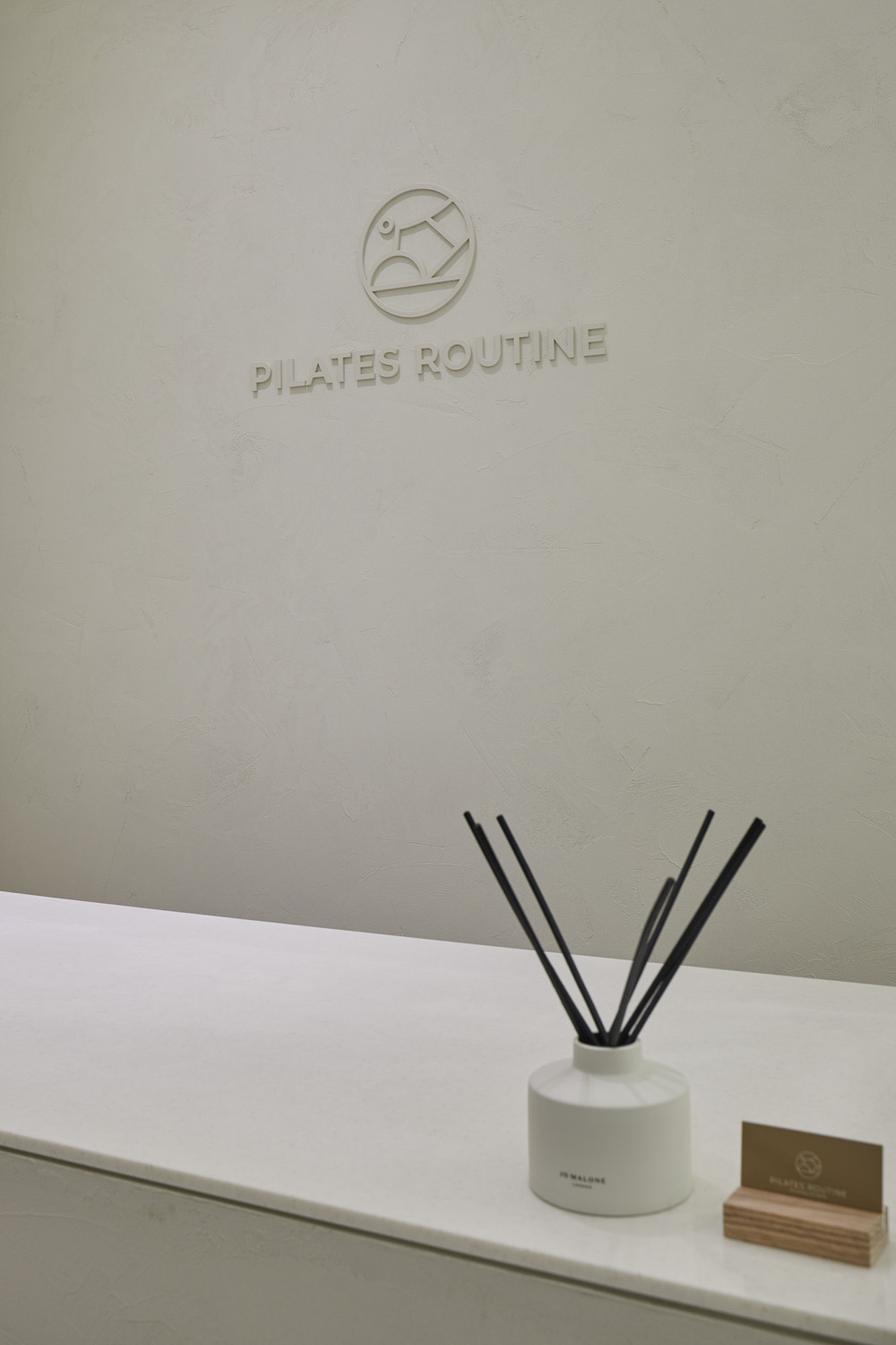 16 坪高级氛围的白色&木纹瑜伽学院室内设计-14