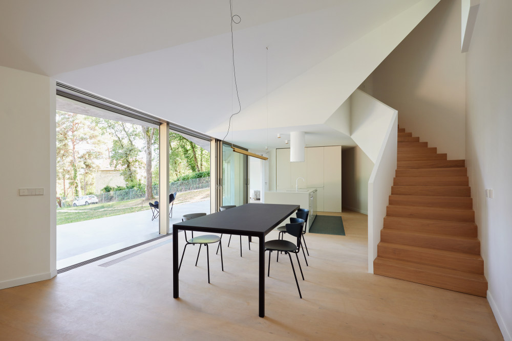 法国 V 字住宅 | 嵌入林间的自然几何空间-17