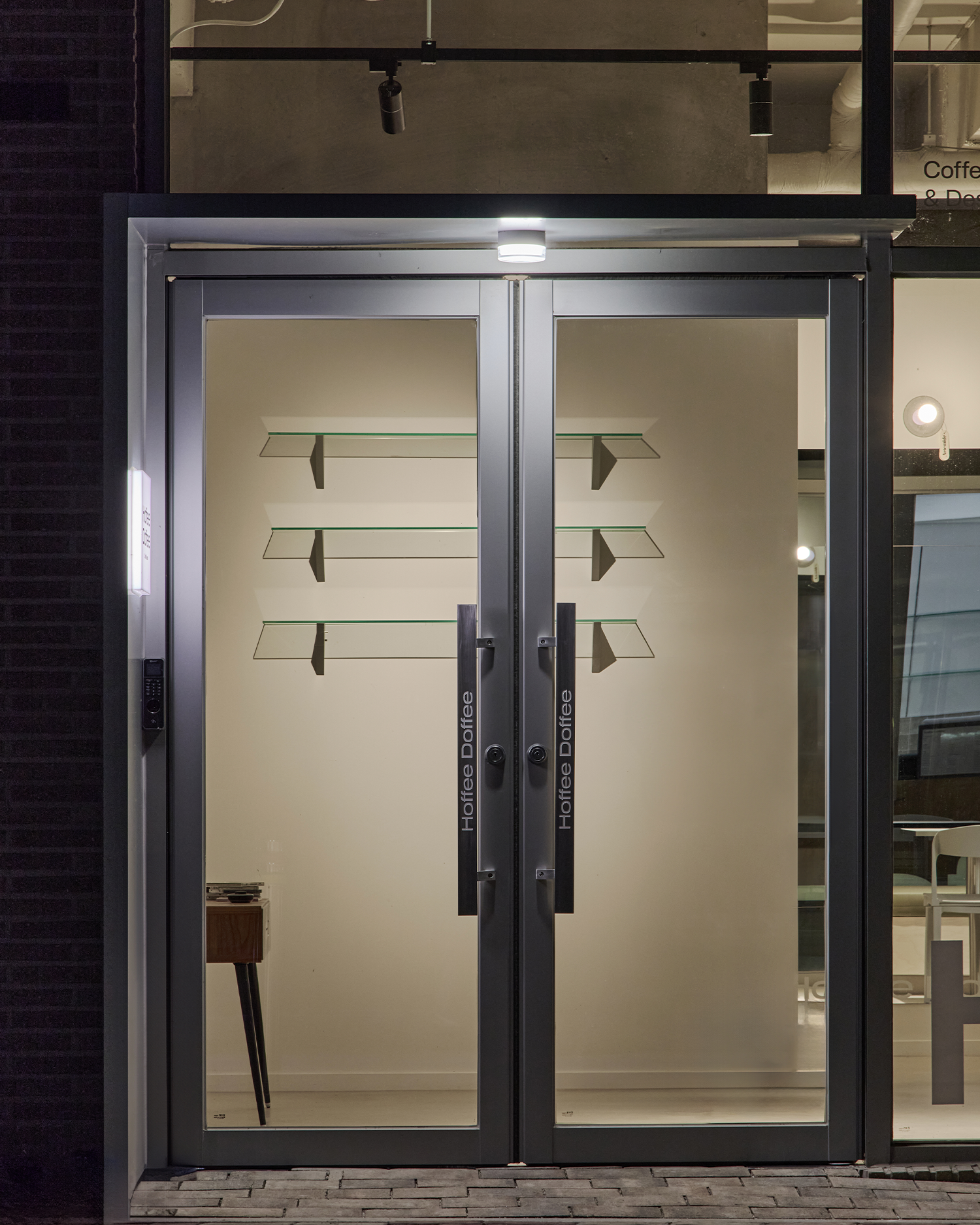 由于 Hoffee Doffee 不是常见的英文词汇组合，没有明确的、约定俗成的含义，难以准确翻译这可能是一个自创的品牌名、昵称或特定情境下使用的词语因此，无法提供准确翻译 丨Docent Design-24