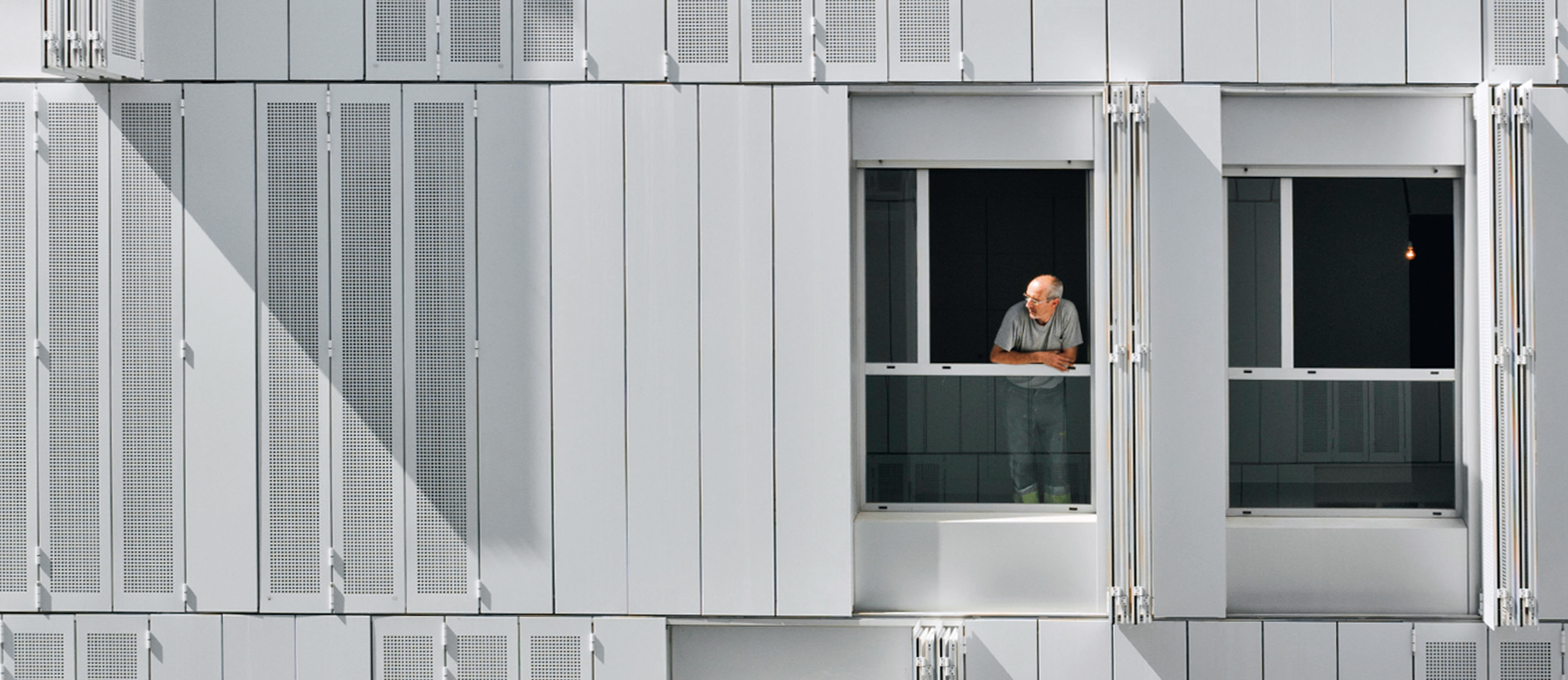 西班牙地震后重建的住宅楼 | 灵活适应每个居民需求-0