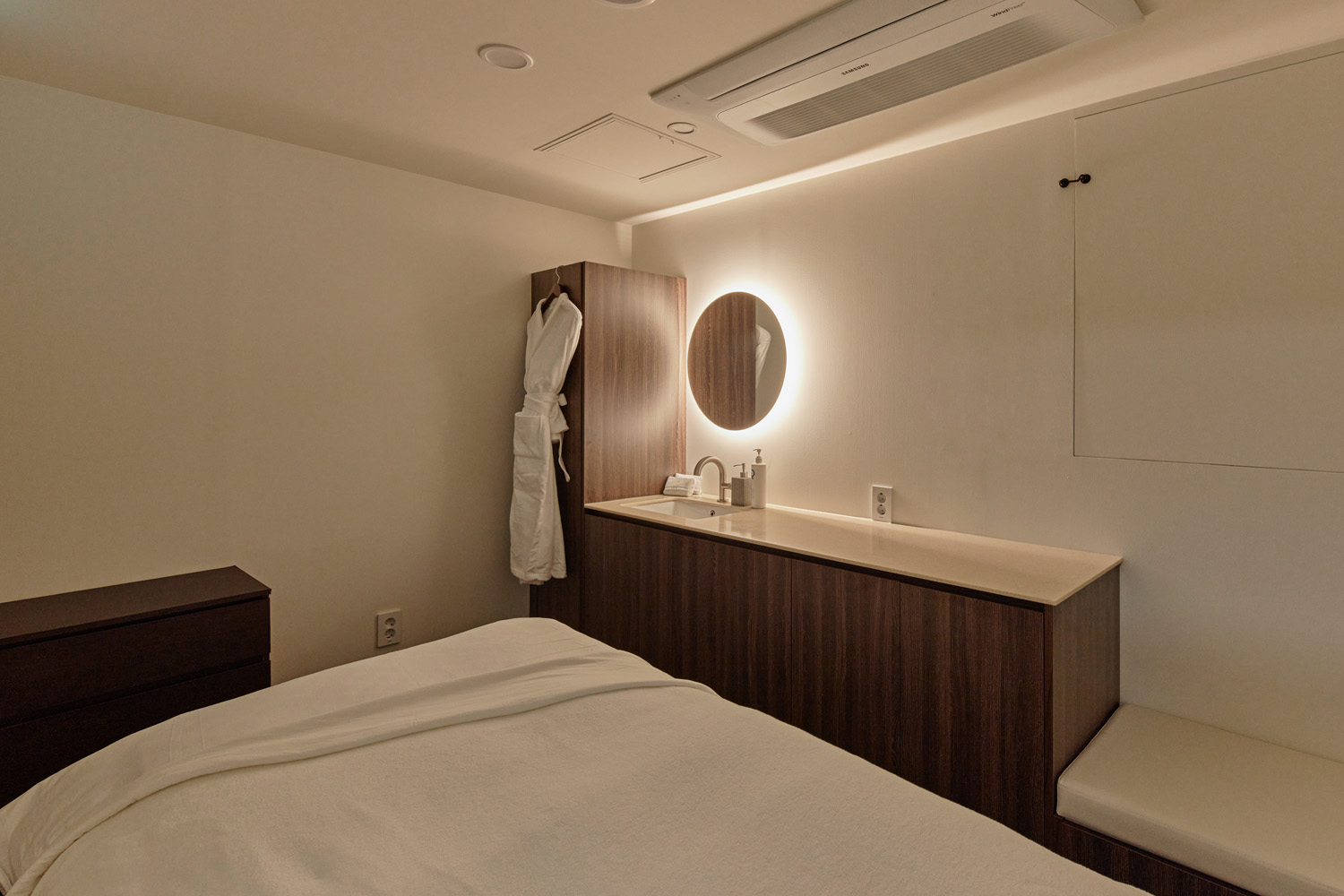 "木材与高级酒店氛围的完美融合 - 21 坪酒店式公寓室内设计"-13