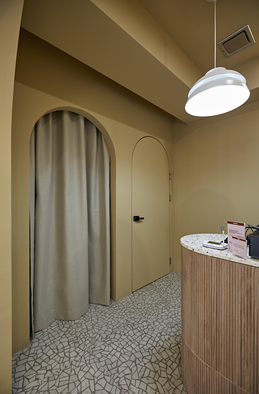 简约照明点亮 13 坪女性服装店-14