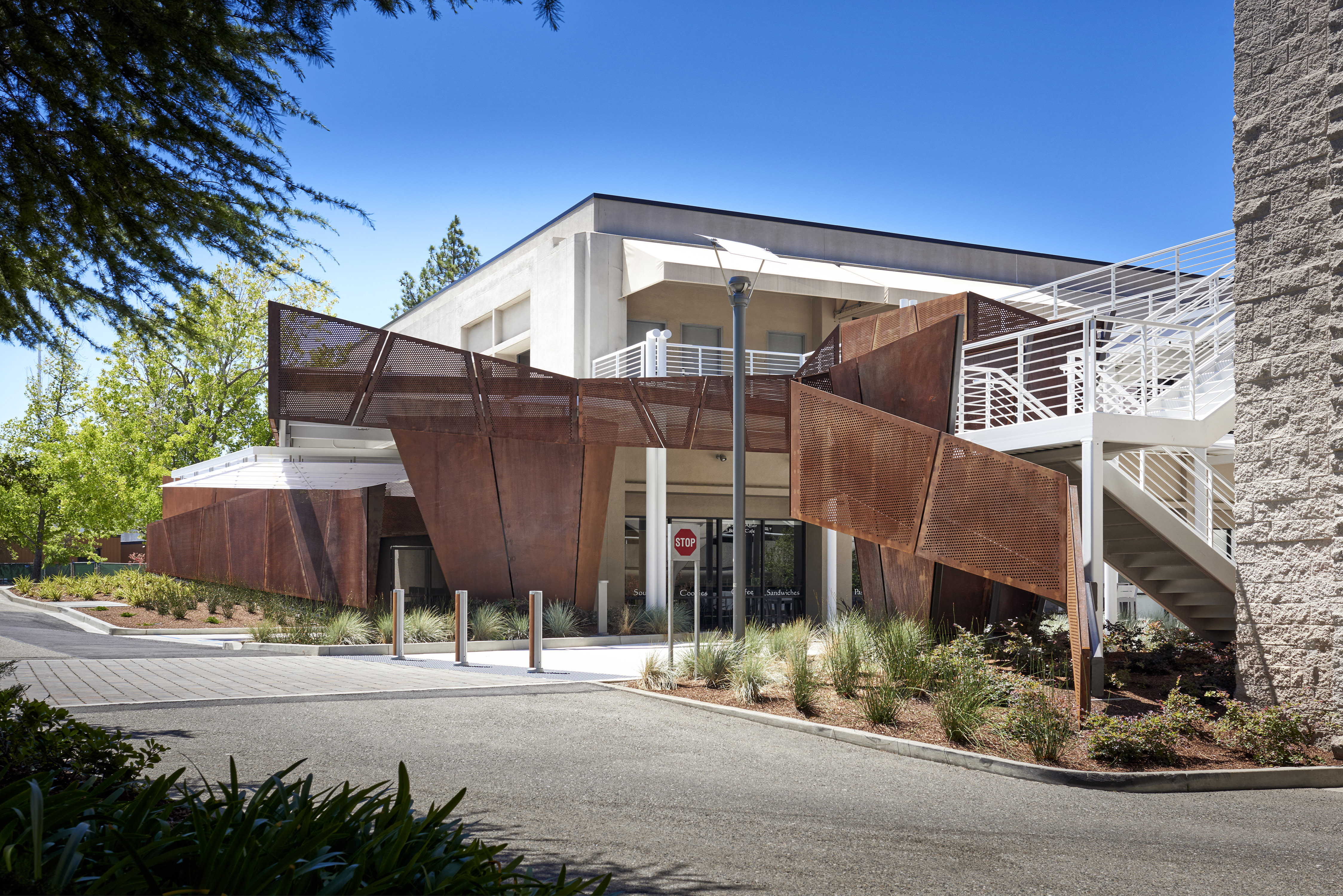 Corten Ribbon | Walnut Creek 的锈色钢铁艺术入口-13