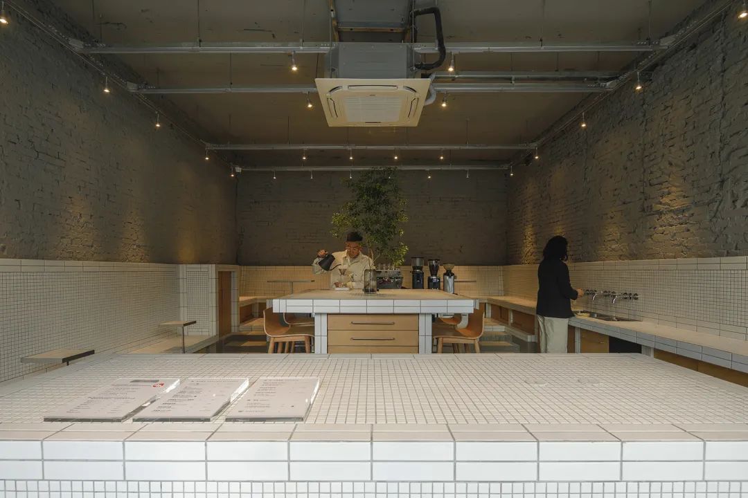 减弱观看者对空间进行“风格化”归类的急迫感，转而关注材料的“趣味”-12