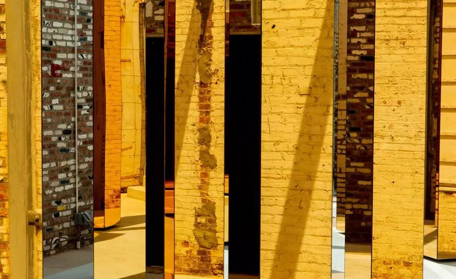 《城市精神》装置，纽约镜像柱营造诗意空间-5