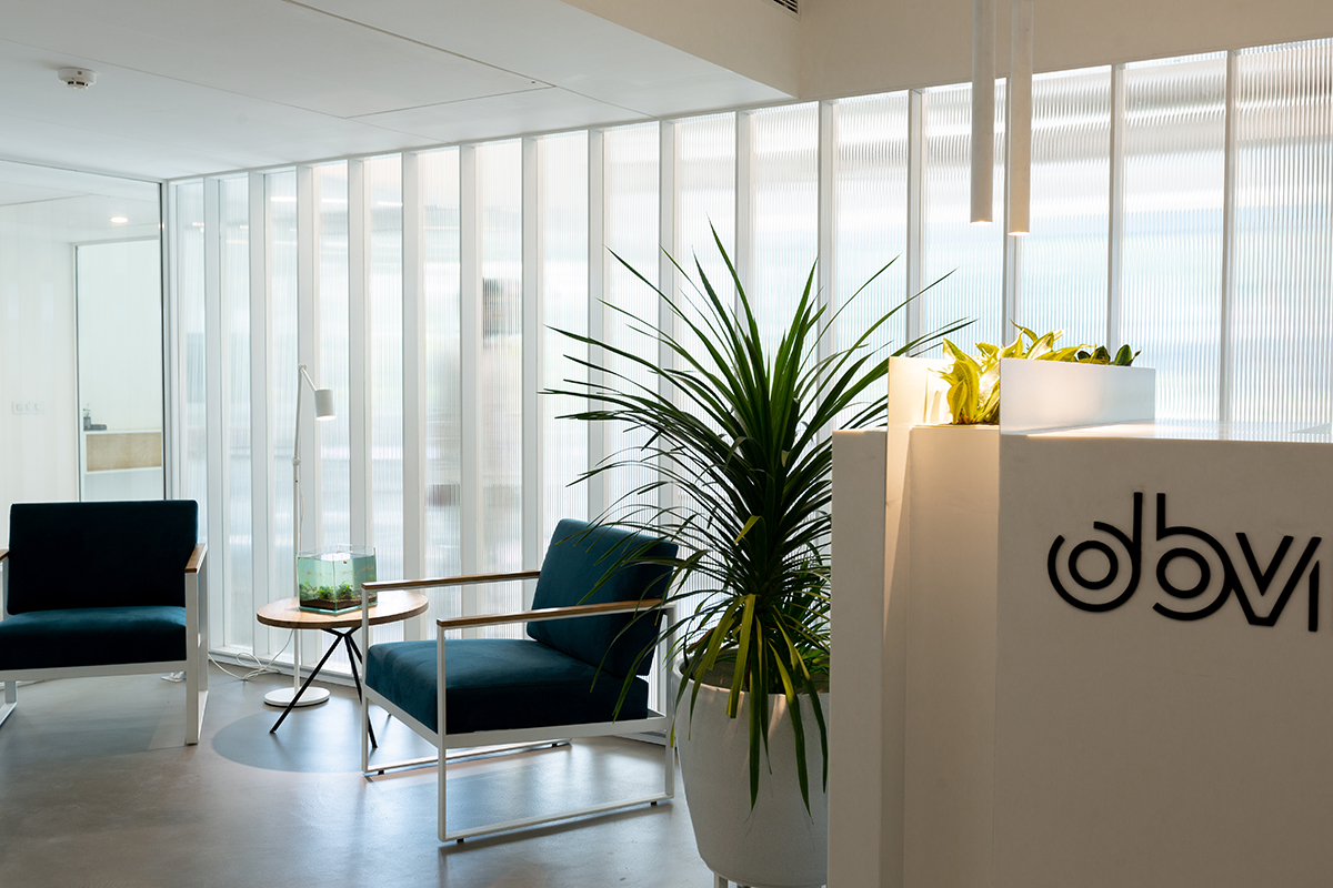 极简自然光下的开放办公空间-29