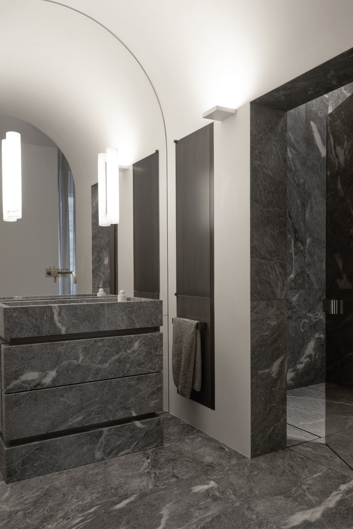 Luc Tuymans 和 Carla Arocha 的安特卫普顶层公寓,新古典主义风格设计-7