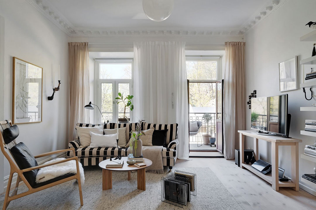 斯堪的纳维亚风格公寓的亮丽条纹沙发-1