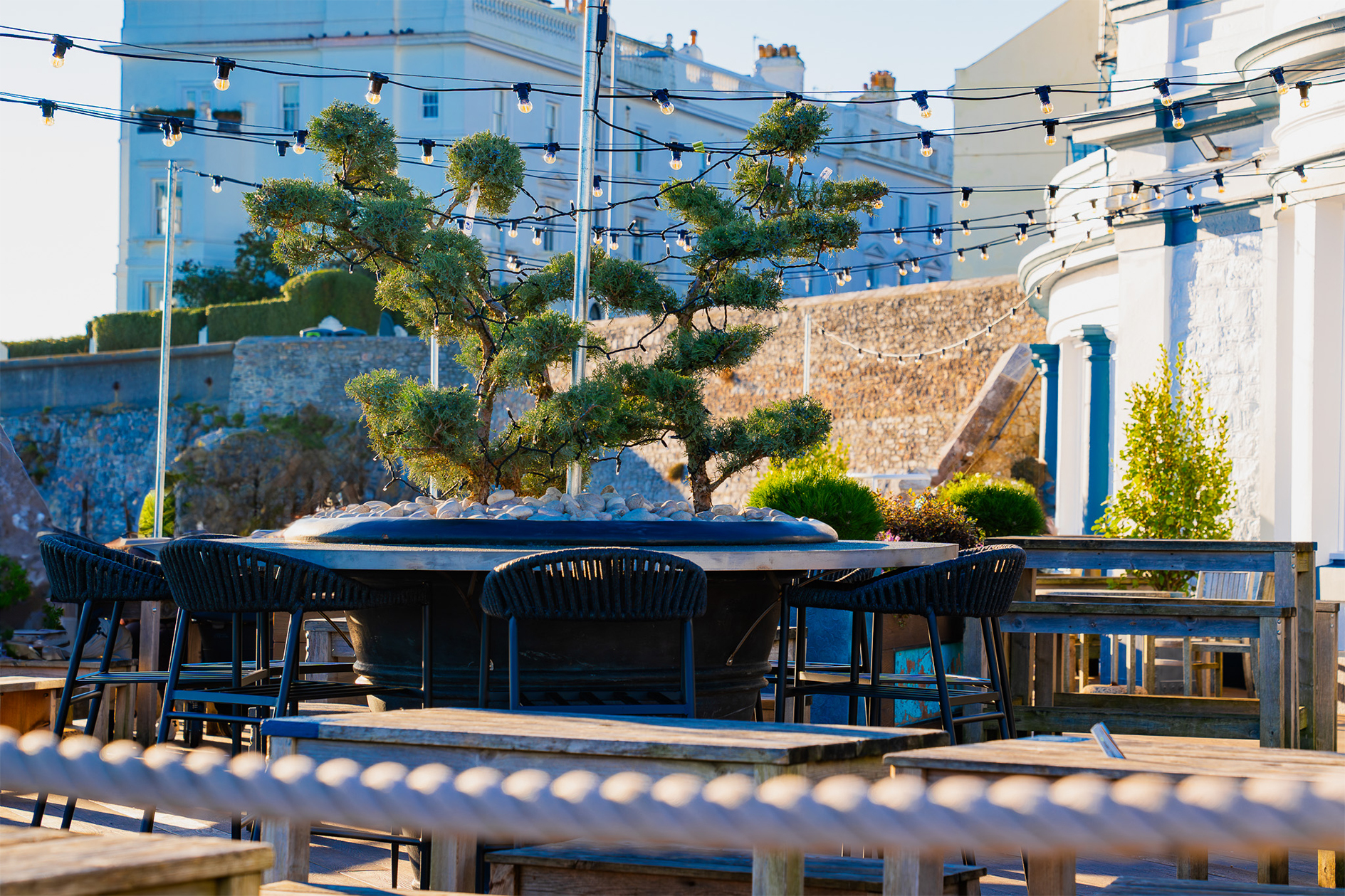 滨水区；海滨；河畔区域（注：具体含义需结合语境确定，这里滨水区是较为宽泛常用的译法） 丨United KingdomPlymouth-10