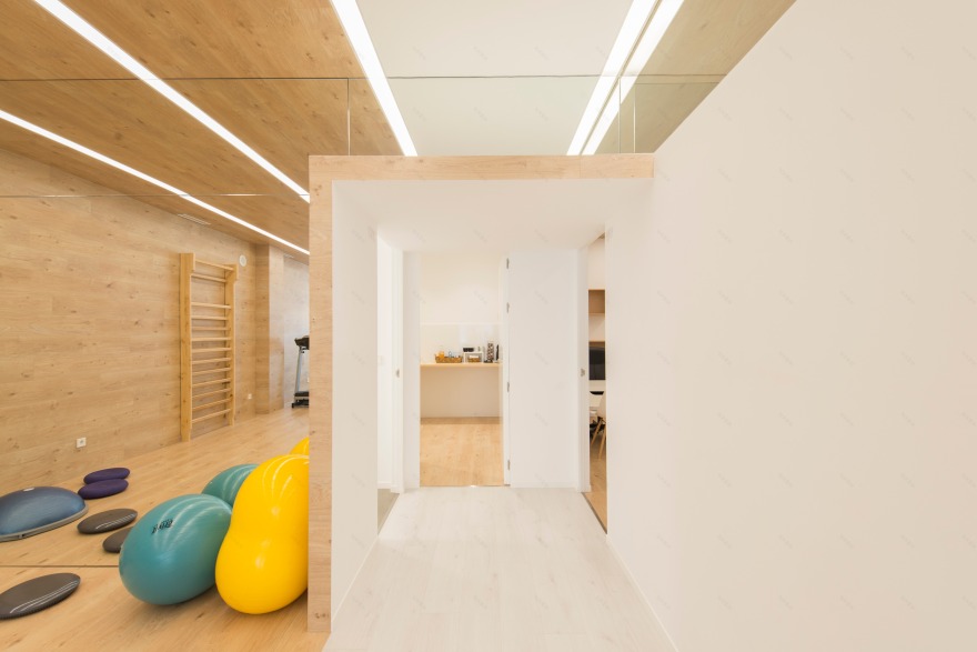 西班牙 Aitor Mira 诊所 | 自然光与木质调的舒适疗法空间-24