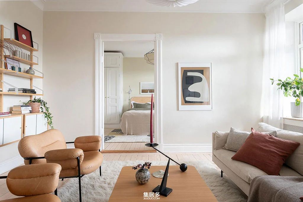 哥德堡明亮斯堪的纳维亚公寓的彩色画廊墙设计-7