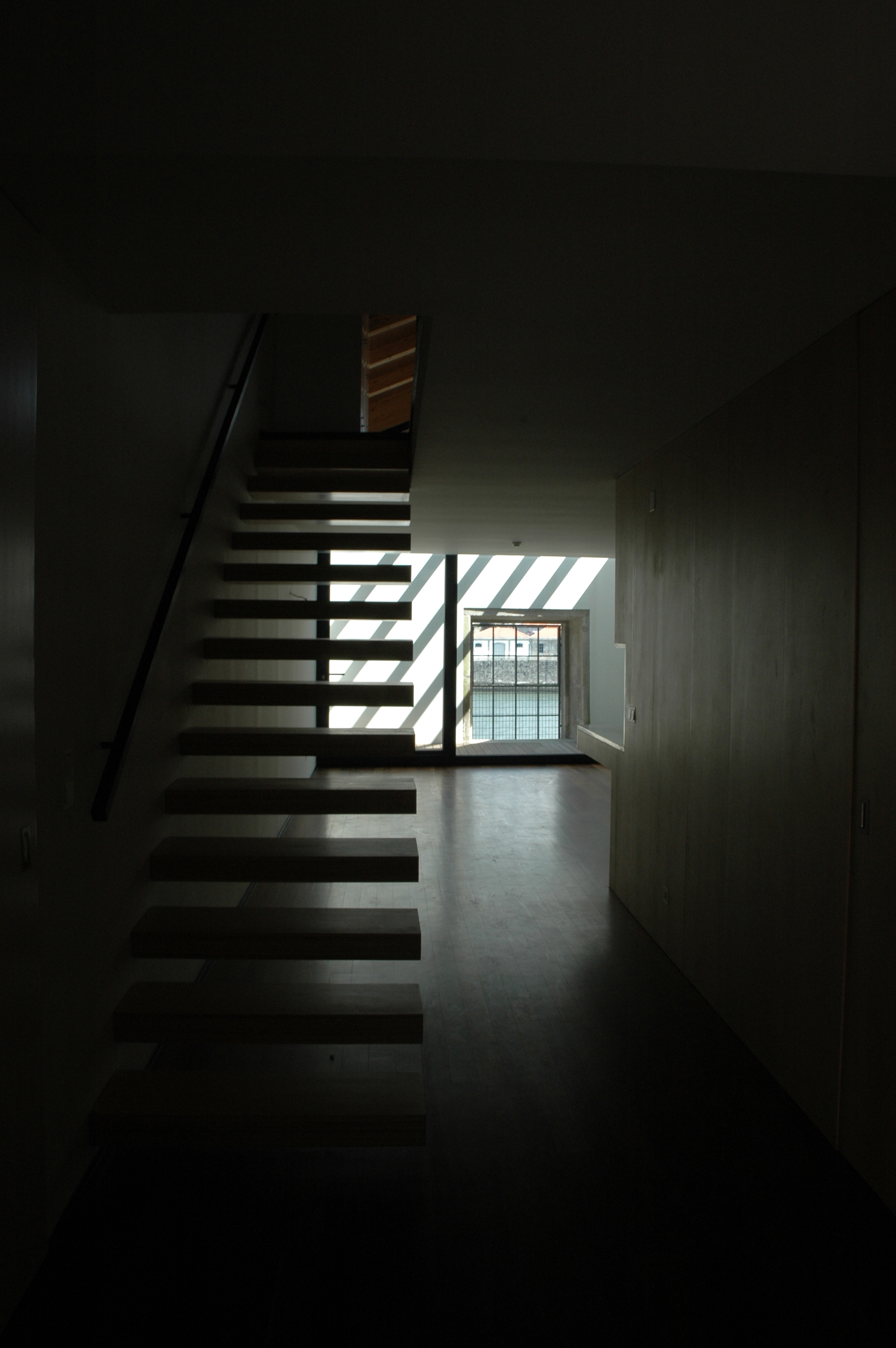 波尔图河畔的复古建筑重生-34