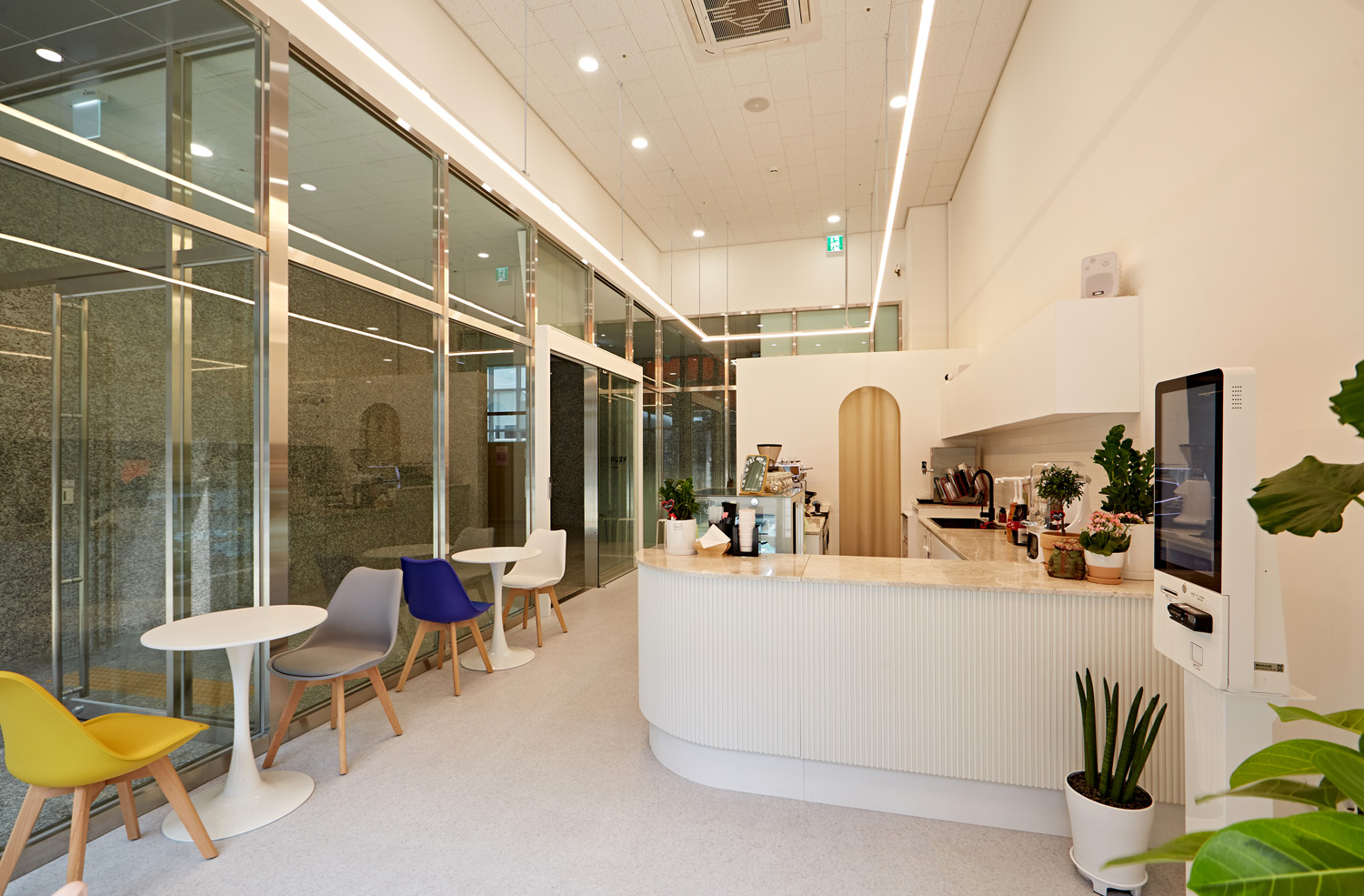 白色与木色交融，11 平小空间咖啡馆设计惊艳-4