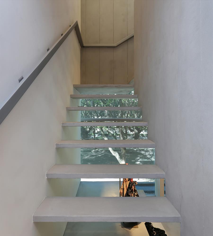 巴西 Reinaldo Lourenço 商店 | 极简悬浮楼梯设计-11