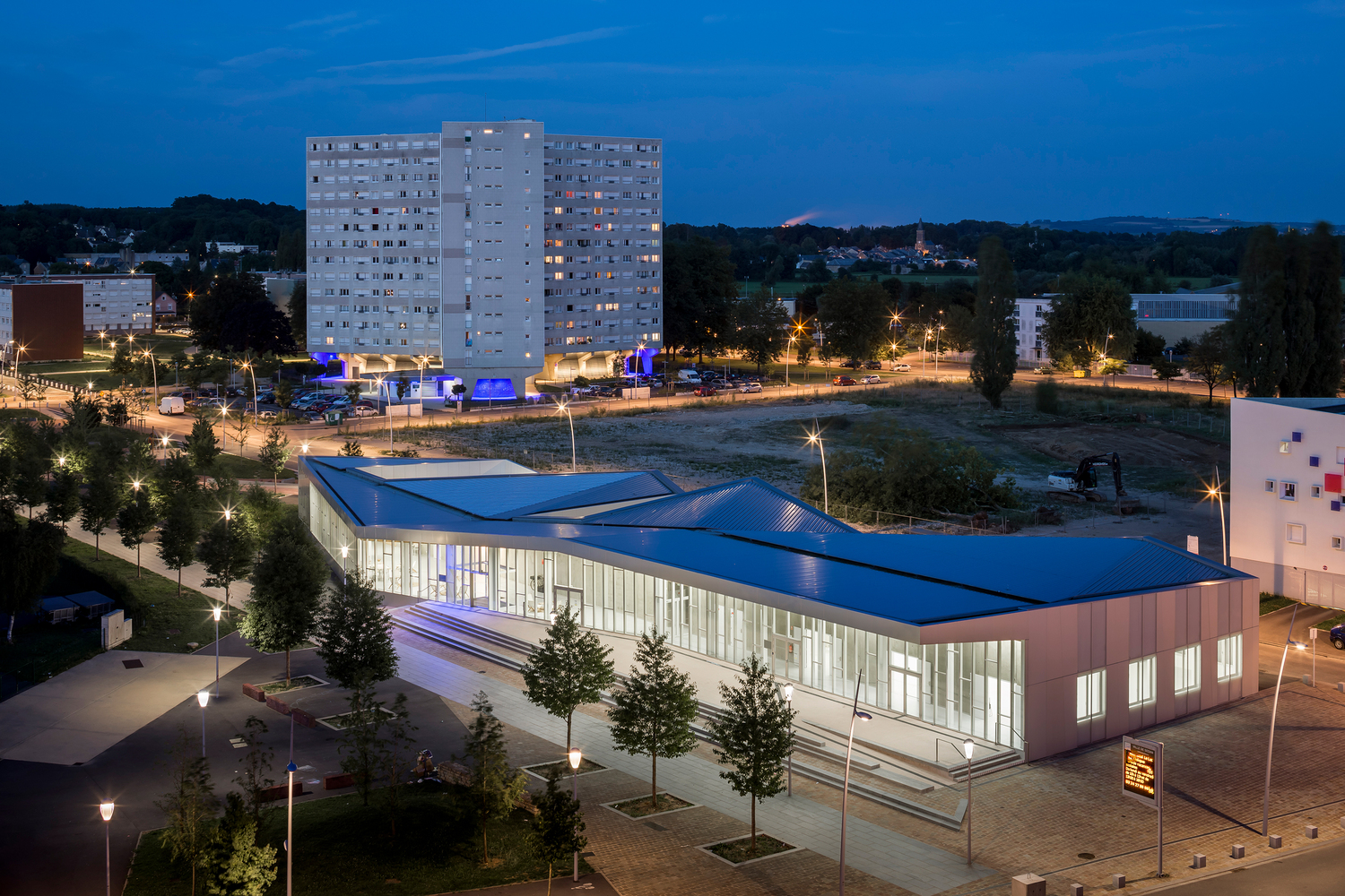 雕塑般的法国 Centre Le Lac 文化中心,打造多功能的社区聚集地-13