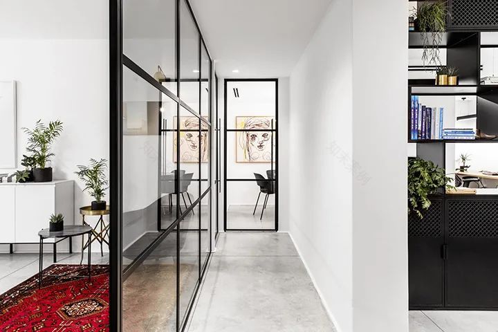 特拉维夫公寓改造,Qumra Capital 办公室的黑白极简魅力-12