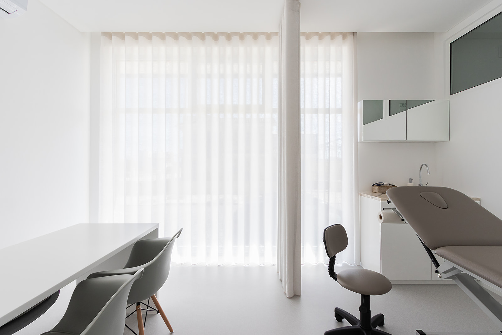 疗愈之境 · 巴西诊所的简约自然设计-19