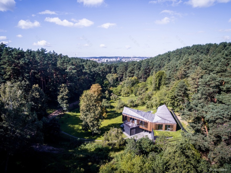 维尔纽斯山谷中的现代“悬浮”别墅丨Arches-12